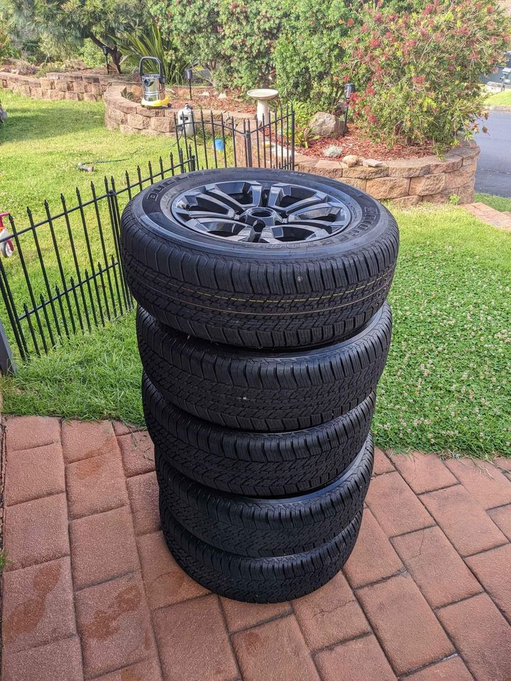 5 18" black alloy wheels with Bridgestone Dueler H/T tyres