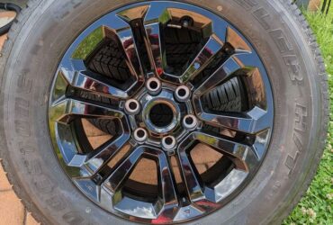 5 18" black alloy wheels with Bridgestone Dueler H/T tyres