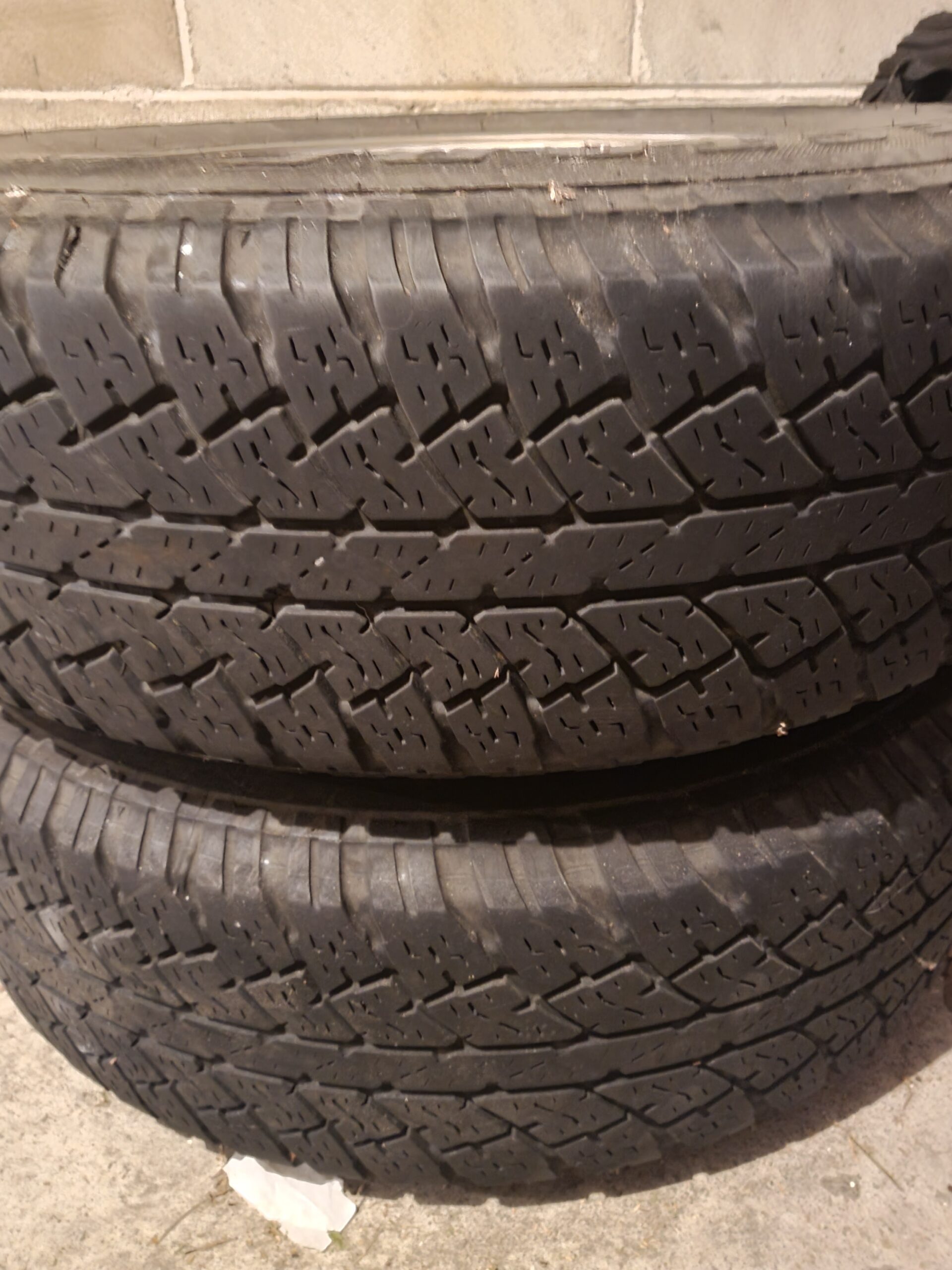 Second Hand 2x Bridgetstone tyres + 4x wheels – Triton 2018